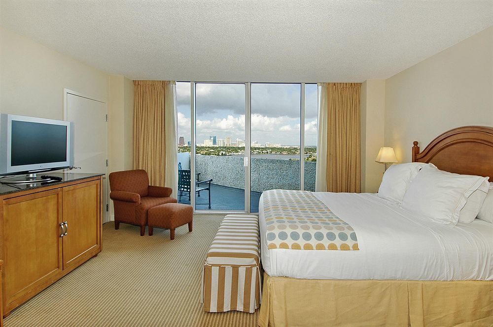 فندق Pier Sixty-Six فورت لودرديل المظهر الخارجي الصورة A typical guest room at the Hilton San Diego Bayfront