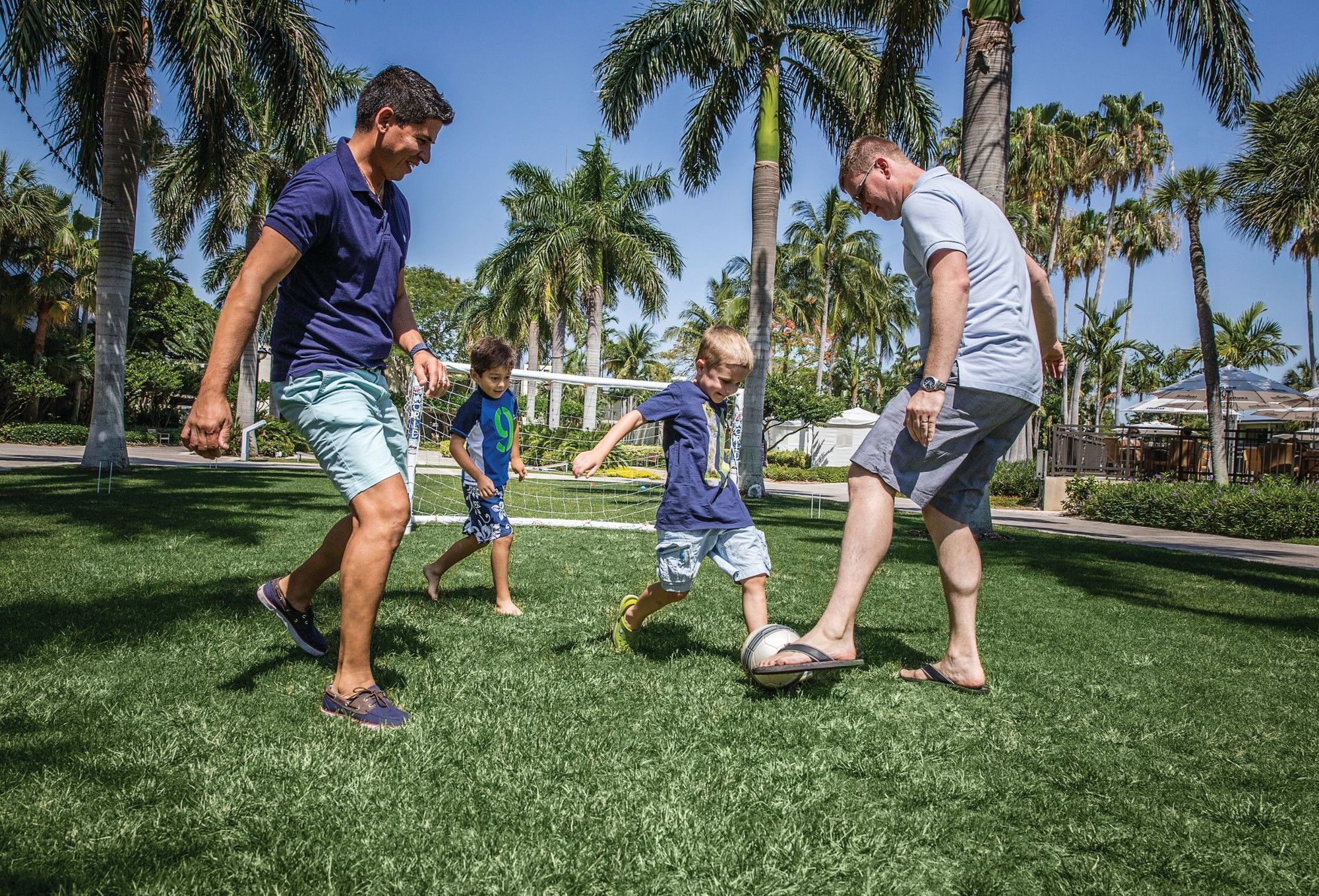 فندق Pier Sixty-Six فورت لودرديل المظهر الخارجي الصورة Families playing football at the resort