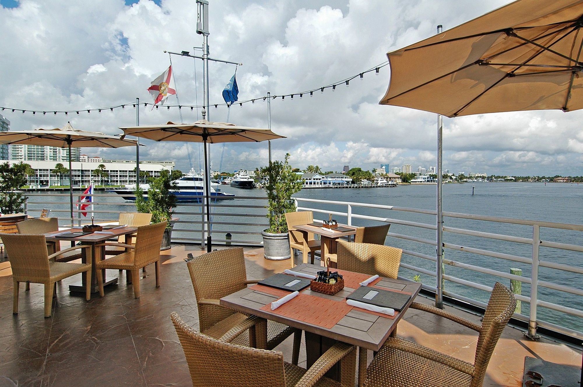 فندق Pier Sixty-Six فورت لودرديل المظهر الخارجي الصورة The Deck at Island Gardens